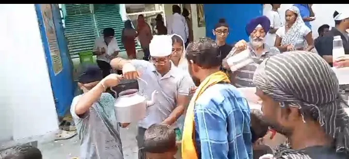 नैनी गुरुद्वारा सहित कई जगहो पर प्रसाद  वितरित हुआ।