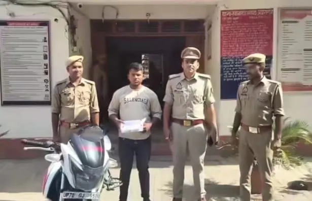 गैंगस्टर एक्ट के वांछित आरोपी को नवाबगंज पुलिस ने दबोचा, चोरी की बाइक व तमंचा बरामद।