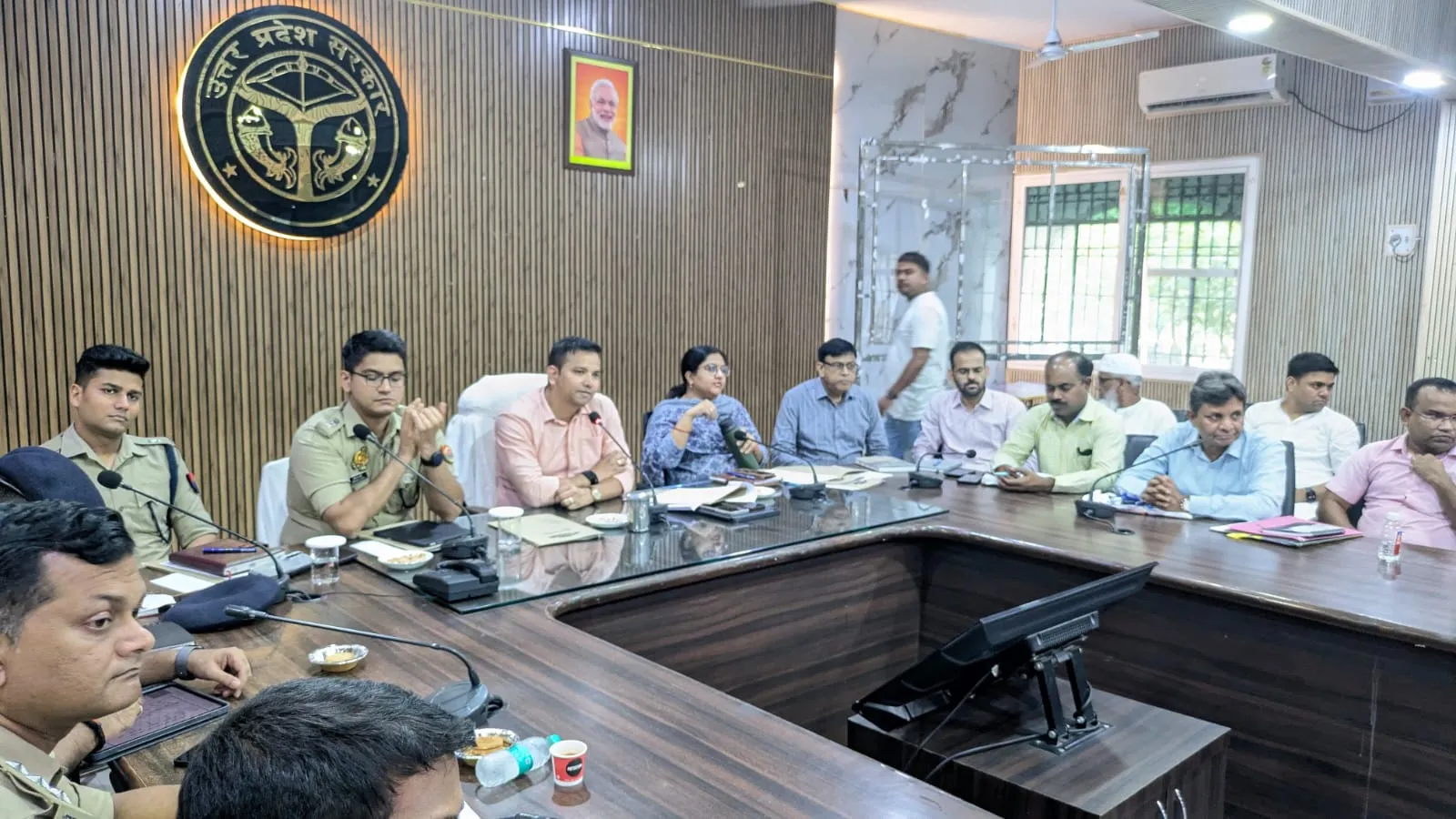 मोहर्रम त्यौहार के दृष्टिगत जिलाधिकारी व पुलिस अधीक्षक ने अधिकारियों, धर्मगुरुओं, प्रबुद्ध नागरिकों के साथ की पीस कमेटी की बैठक