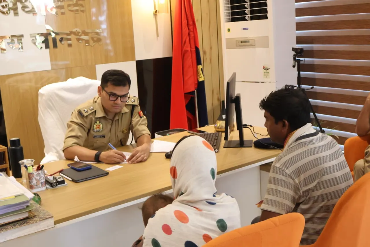 जनसुनवाई में पुलिस अधीक्षक सोनभद्र ने सुनी आमजन की समस्याएं,  दिये त्वरित, निष्पक्ष एवं गुणवत्तापूर्ण निस्तारण के  निर्देश