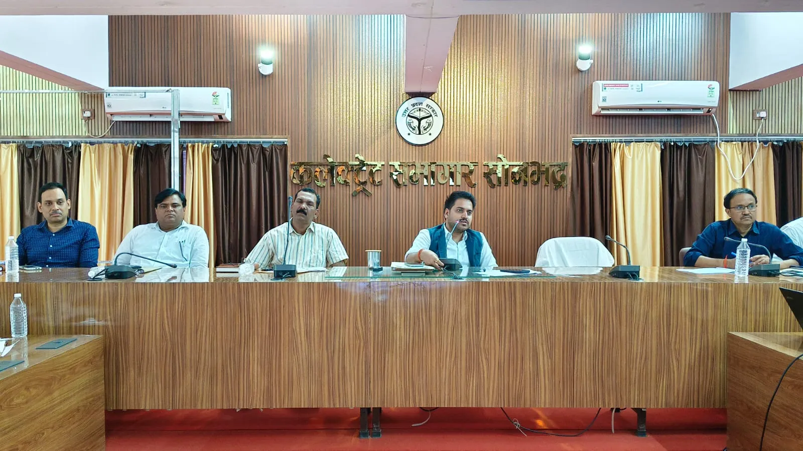 नवीन व्यवस्था अन्तर्गत सी0एम0 डैशबोर्ड के माध्यम से जिलाधिकारी ने की विकास कार्यों की समीक्षा बैठक