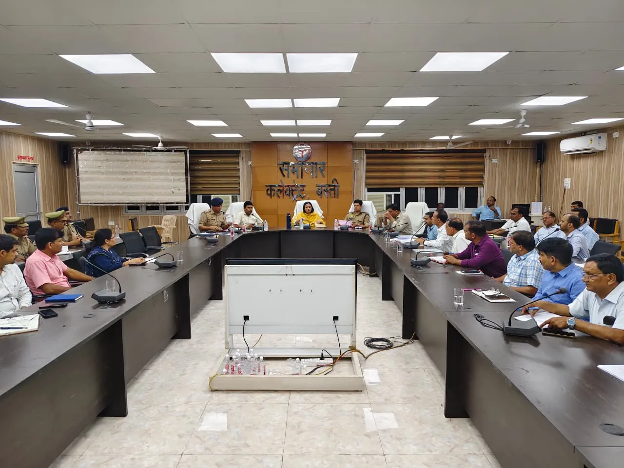 जिलाधिकारी एवं पुलिस अधीक्षक बस्ती आगामी त्योहार मोहर्रम को सकुशल एवं शांतिपूर्ण सम्पन्न कराने के दृष्टिगत कलेक्ट्रेट सभागार कक्ष में पीस कमेटी की मीटिंग 