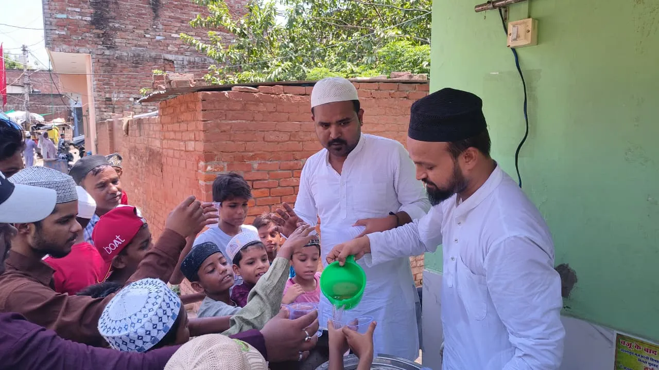 मोहर्रम के पहले जुम्मे पर चक फैजुल्ला की मस्जिद में नमाजियों को शरबत पिलाया गया