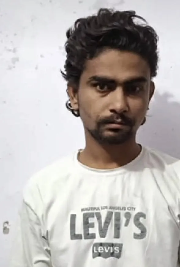 बकाया रुपये के विवाद में दुकानदार को गोली मारने वाला आरोपी गिरफ्तार, तमंचा और कारतूस बरामद।