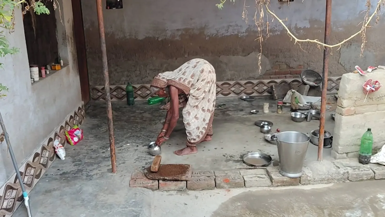 सुल्तानपुर निवासी 90 वर्ष से अधिक आयु की बुजुर्ग मां पुरबिन आज भी हर काम से नहीं हटती पीछे