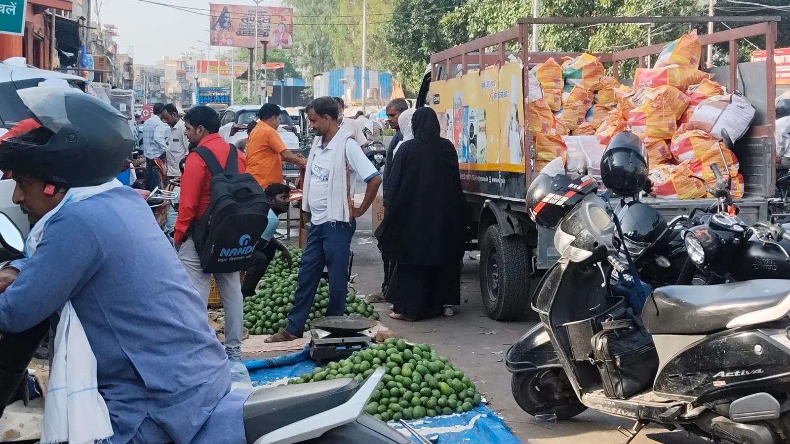 नैनी सब्जी मंडी के सामने सड़क पर आम विक्रेताओं का कब्जा 