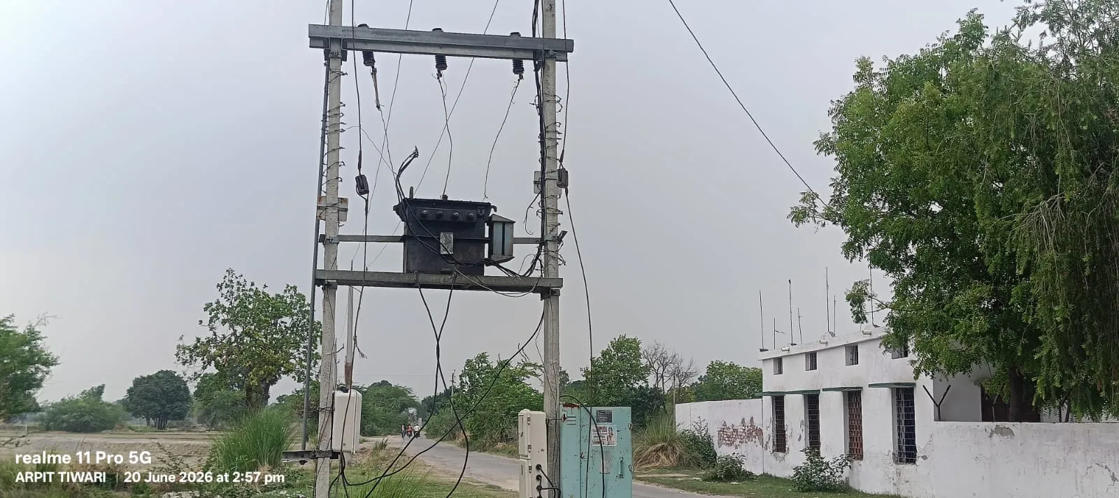तीन दिनों से फुंका ट्रांसफार्मर, भीषण गर्मी में अंधेरे में डूबा जमुरावा गांव, विभाग बना मूकदर्शक