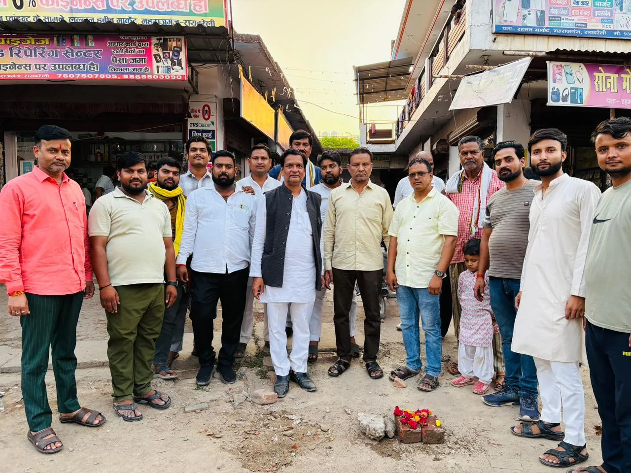 नगर पंचायत महराजगंज में सीसी रोड एवं इंटरलॉकिंग सड़क निर्माण कार्यों का हुआ शुभारंभ