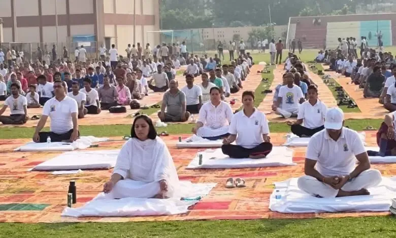 जनपद बस्ती, 12 वें अंतरराष्ट्रीय योग दिवस का मुख्य कार्यक्रम अमर शहीद सत्यवान सिंह स्पोर्ट्स स्टेडियम में आयोजित किया गया।