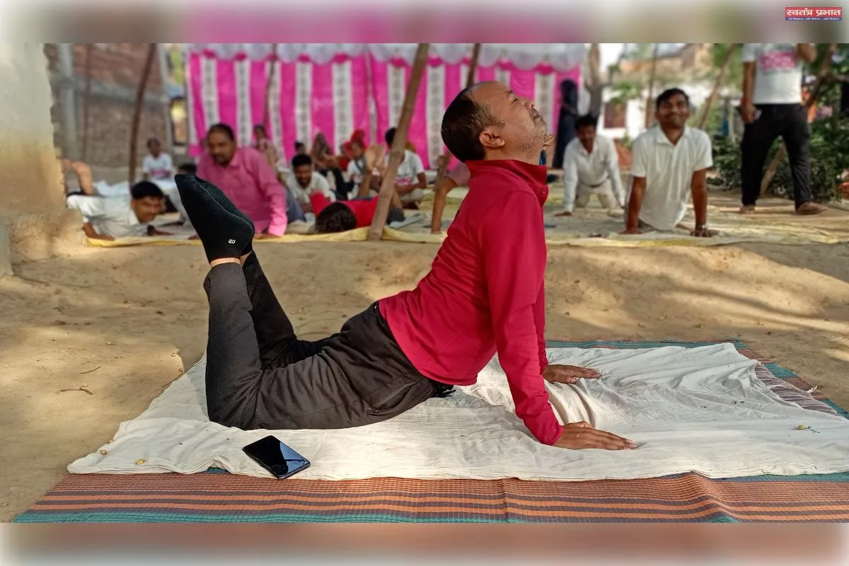 योग, शिक्षा और सेवा का संगम: APED हेल्प फाउंडेशन ने मनाया अंतर्राष्ट्रीय योग दिवस, जरूरतमंदों को बांटे गए वस्त्र