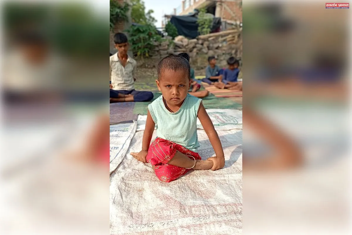 योग, शिक्षा और सेवा का संगम: APED हेल्प फाउंडेशन ने मनाया अंतर्राष्ट्रीय योग दिवस, जरूरतमंदों को बांटे गए वस्त्र