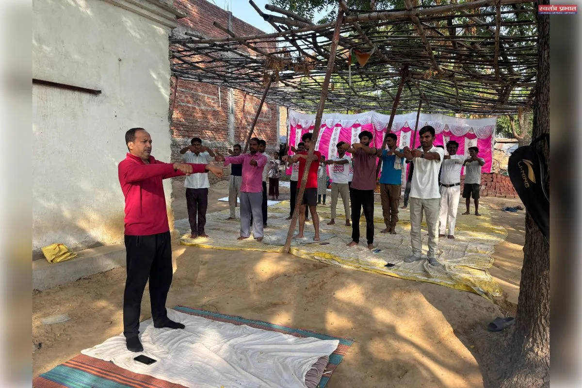 योग, शिक्षा और सेवा का संगम: APED हेल्प फाउंडेशन ने मनाया अंतर्राष्ट्रीय योग दिवस, जरूरतमंदों को बांटे गए वस्त्र