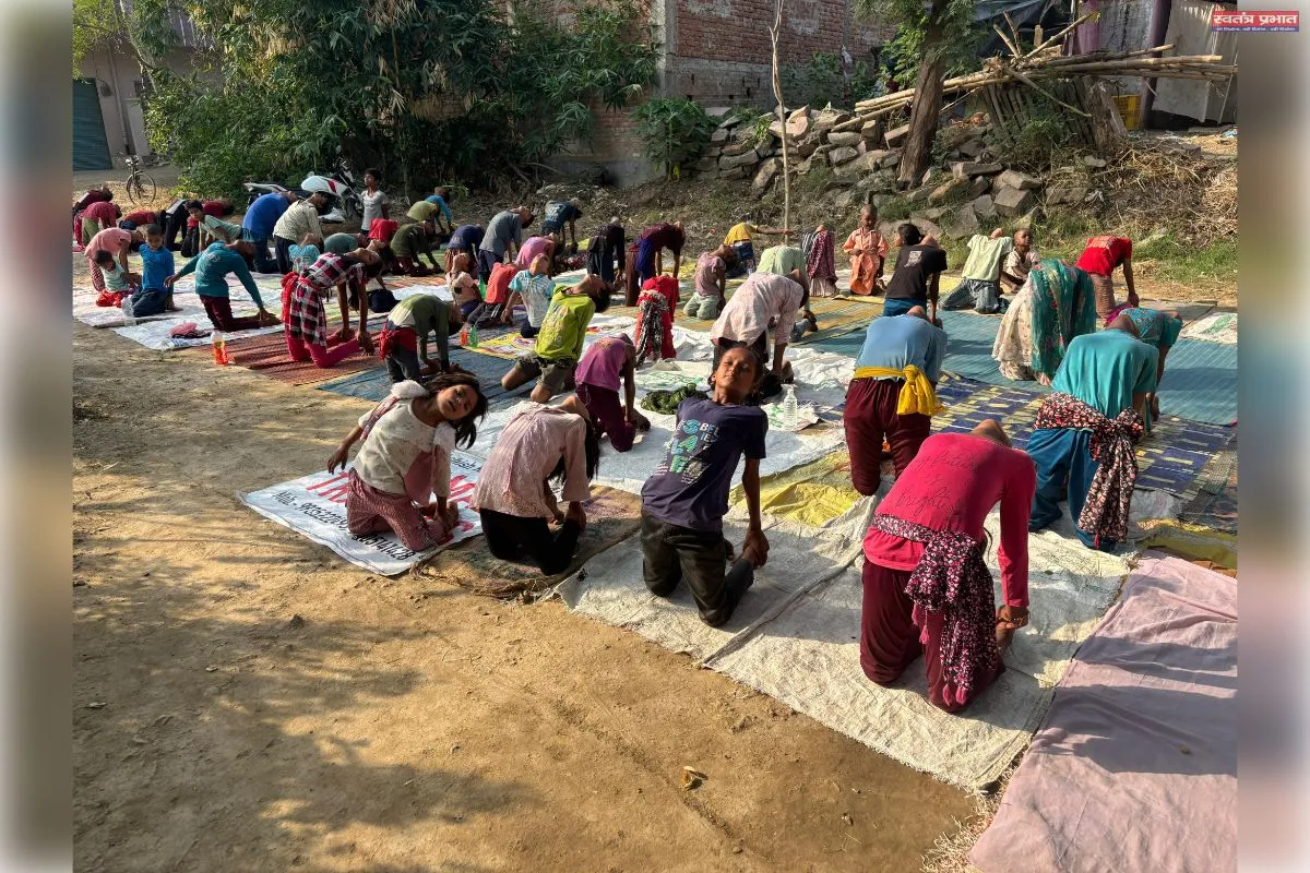योग, शिक्षा और सेवा का संगम: APED हेल्प फाउंडेशन ने मनाया अंतर्राष्ट्रीय योग दिवस, जरूरतमंदों को बांटे गए वस्त्र