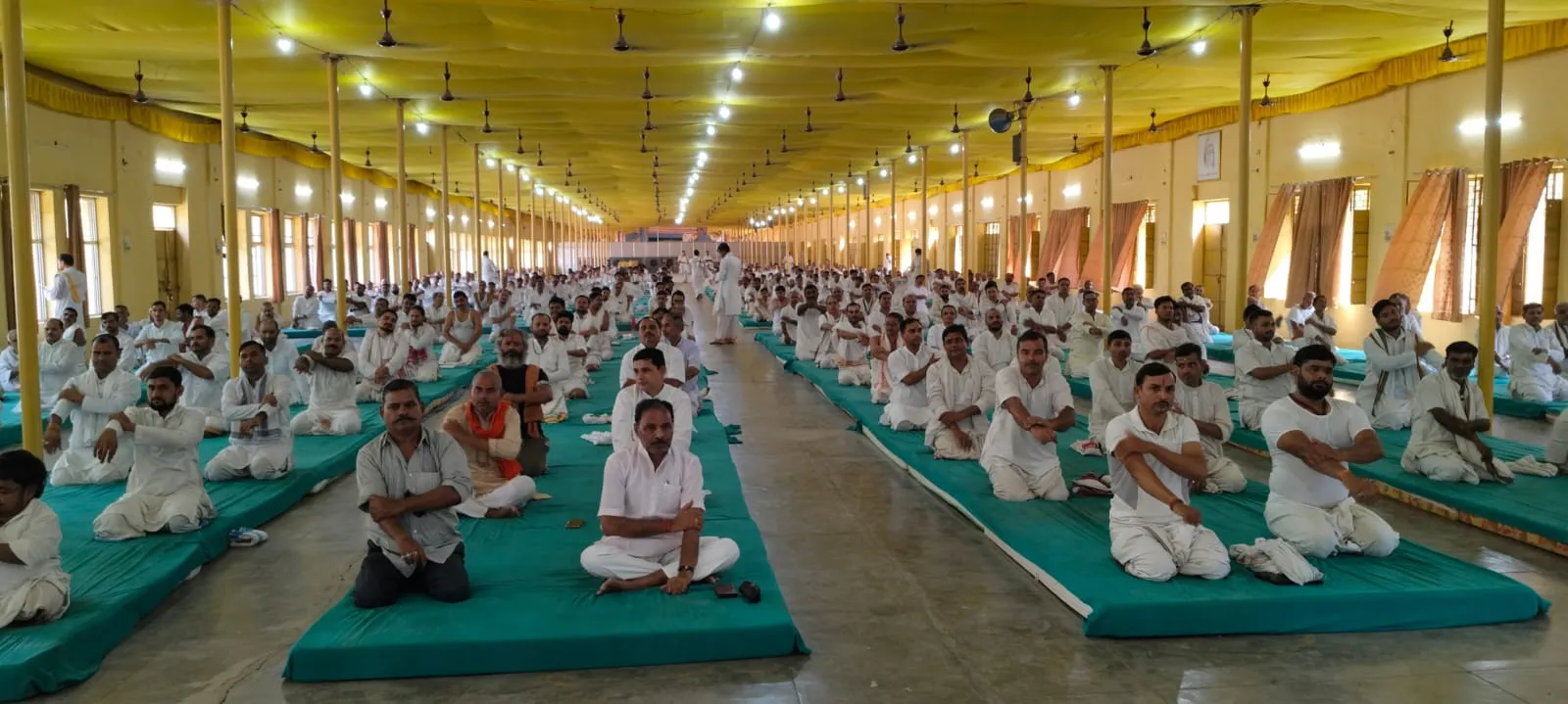विश्व योग दिवस पर महर्षि महेश योगी आश्रम, अरैल में सामूहिक योगाभ्यास का आयोजन