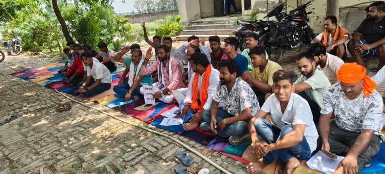 बिजली आपूर्ति की मांग को लेकर ग्रामीणों का विशाल धरना-प्रदर्शन