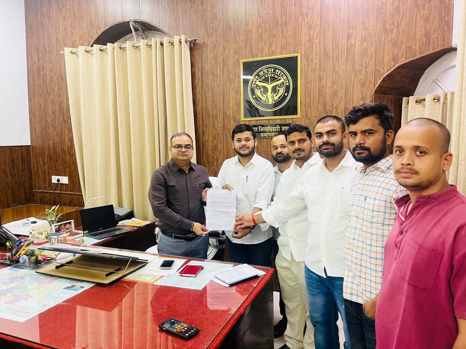 मानक-विहीन कोचिंग संस्थानों पर कार्रवाई की मांग, छात्र नेताओं ने डीएम को सौंपा ज्ञापन।