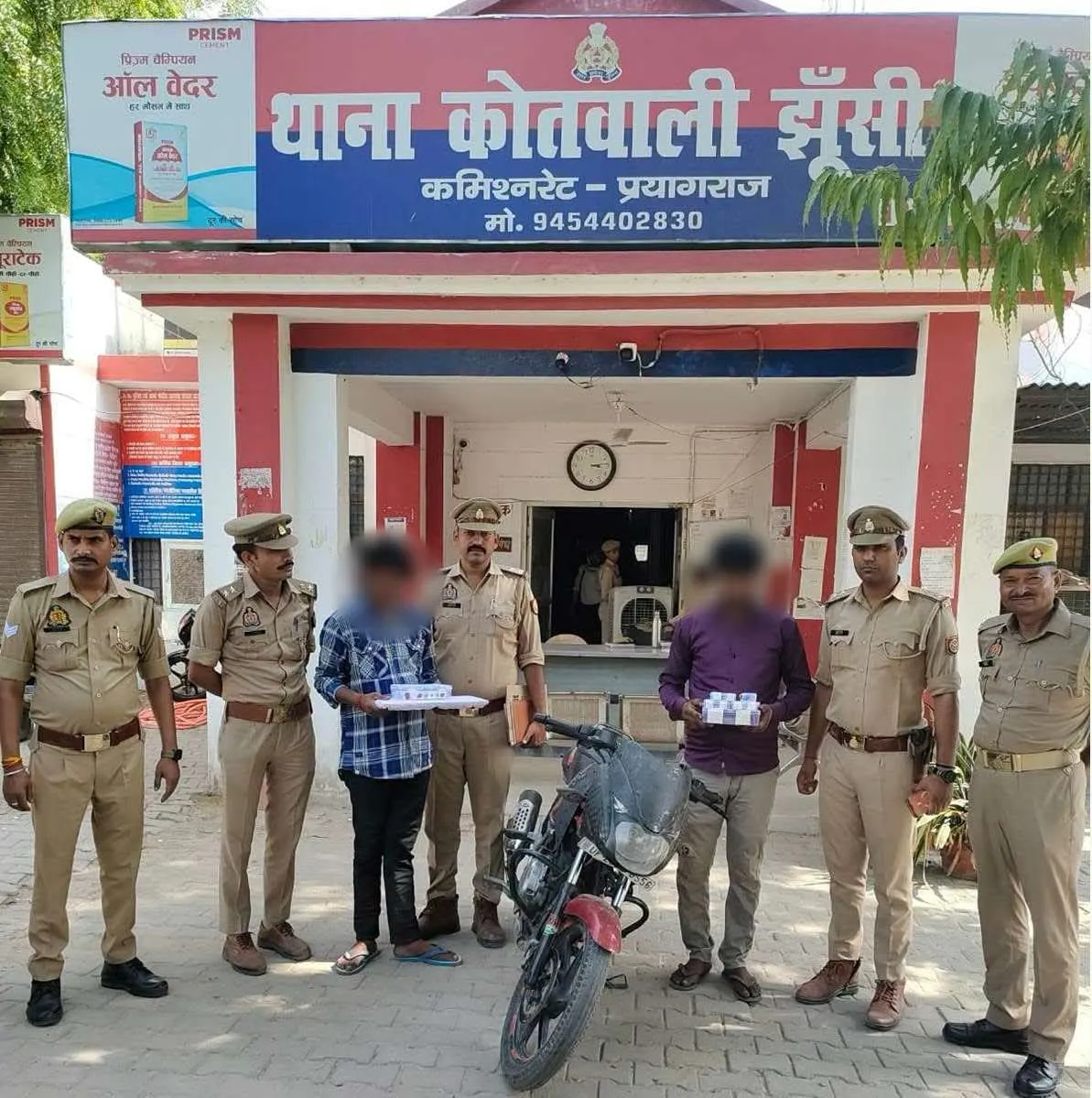 : अंतरजनपदीय चोर गिरोह के दो सदस्य गिरफ्तार, लाखों के जेवरात, लैपटॉप और नकदी बरामद।