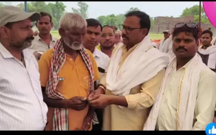 साहू कल्याण समिति परमार्थ सेवा ट्रस्ट ने पीड़ित परिवार को 15 हजार रुपये की आर्थिक सहायता प्रदान की