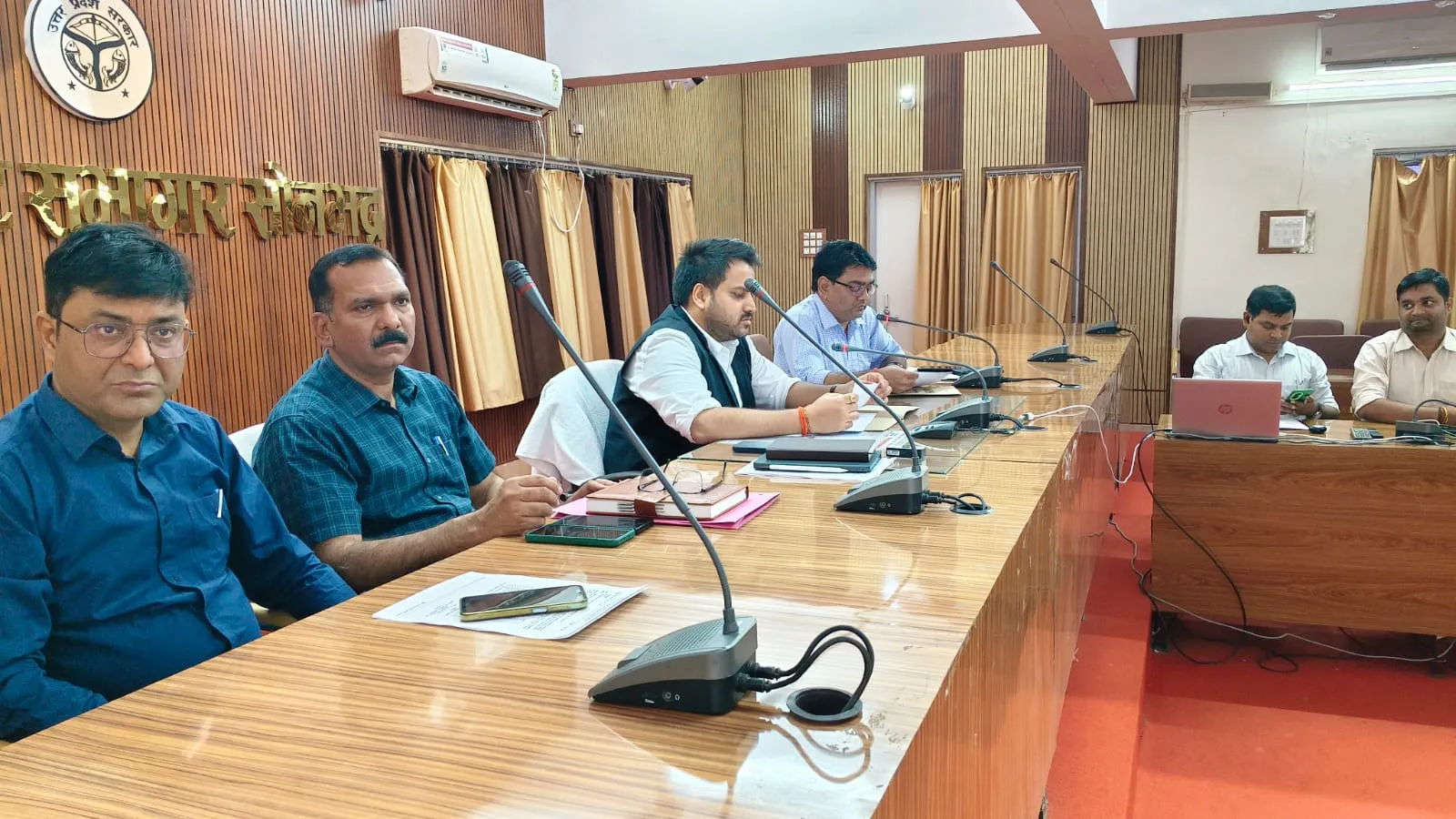 मतदेय स्थलों के भौतिक सत्यापन को लेकर जिला निर्वाचन अधिकारी ने की समीक्षा बैठक