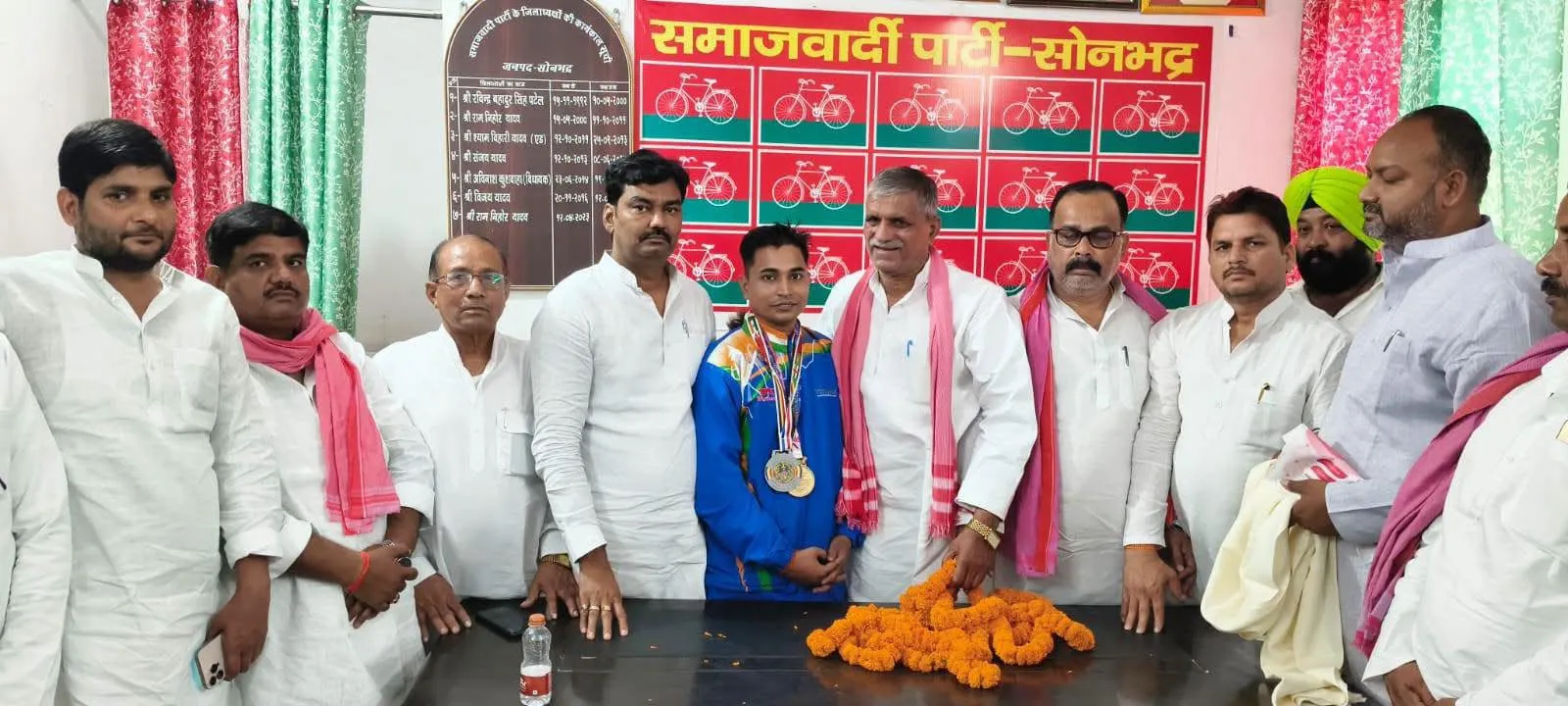 सपा कार्यालय पर रवि सिंह का हुआ भव्य सम्मान,  पूर्व मुख्यमंत्री  अखिलेश यादव  ने दी एक लाख रुपये की प्रोत्साहन राशि