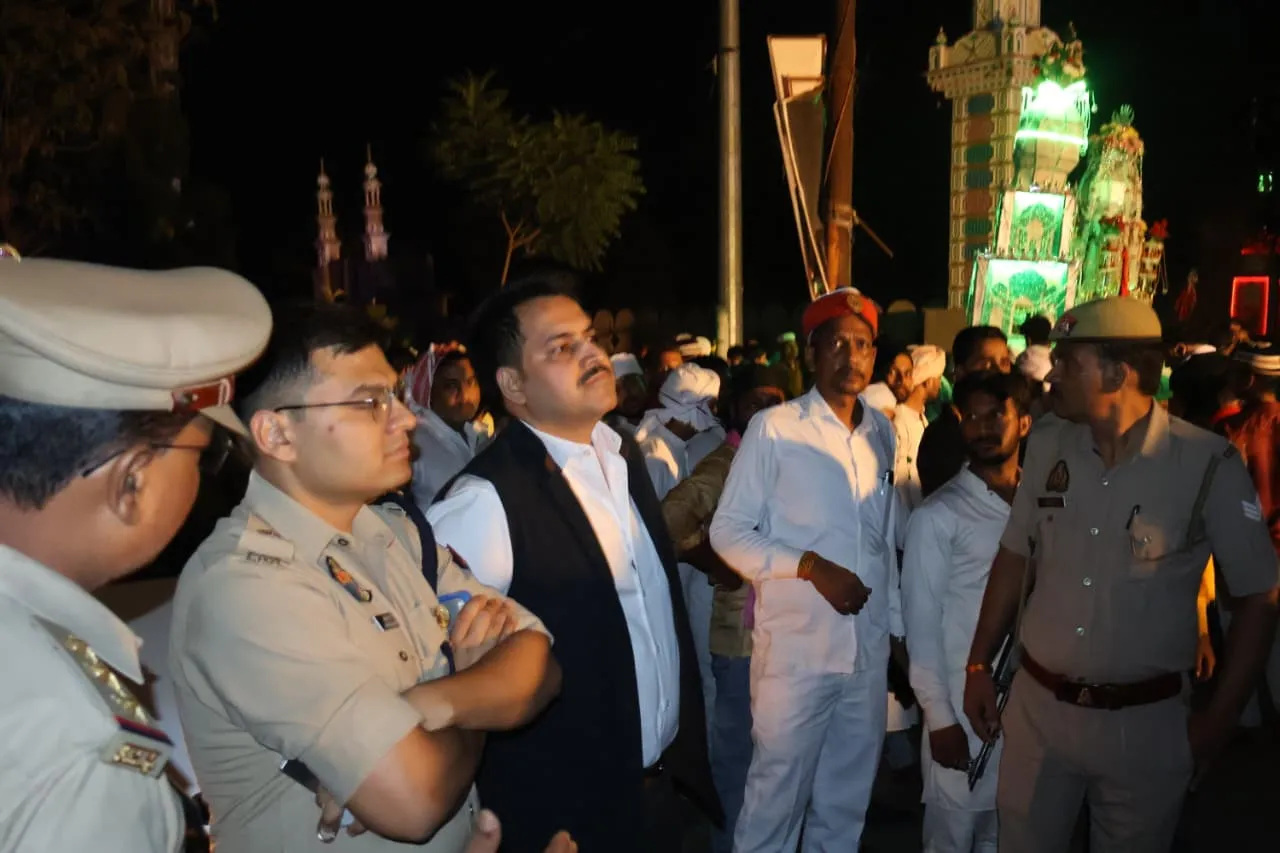जिलाधिकारी एवं पुलिस अधीक्षक  की मौजूदगी में ड्रोन एवं पर्याप्त पुलिस बल की निगरानी में रॉबर्ट्सगंज क्षेत्रान्तर्गत ताजिया जुलूस सकुशल सम्पन्न