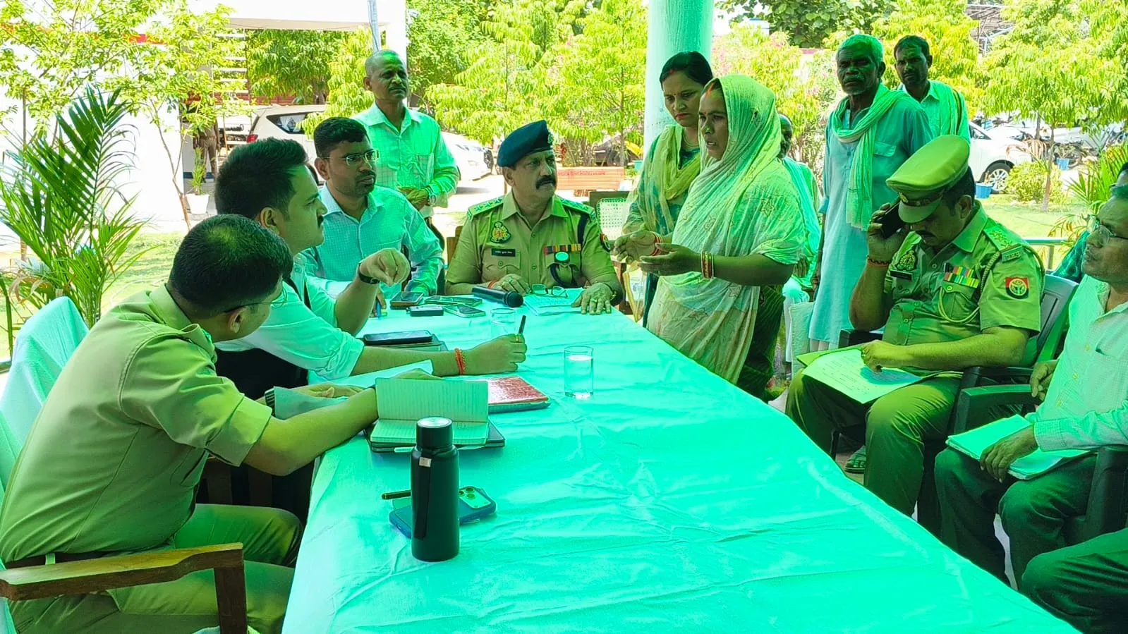 जिलाधिकारी एवं पुलिस अधीक्षक ने चोपन में थाना दिवस में सुनीं जनशिकायतें, दिये गुणवत्तापूर्ण निस्तारण के  निर्देश