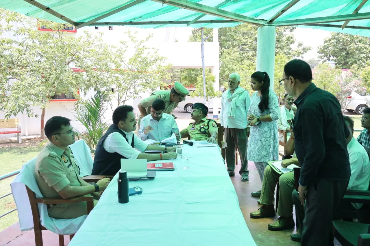 जिलाधिकारी  एवं पुलिस अधीक्षक  ने थाना चोपन पर सुनी जनसमस्याएं, जनपद के समस्त थानों पर आयोजित हुआ थाना समाधान दिवस