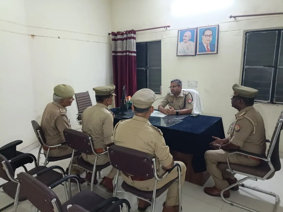 क्षेत्राधिकारी ओबरा  ने किया  हाथीनाला थाना का आकस्मिक निरीक्षण, विवेचकों को ई-साक्ष्य ऐप के प्रभावी उपयोग हेतु किया गया जागरूक