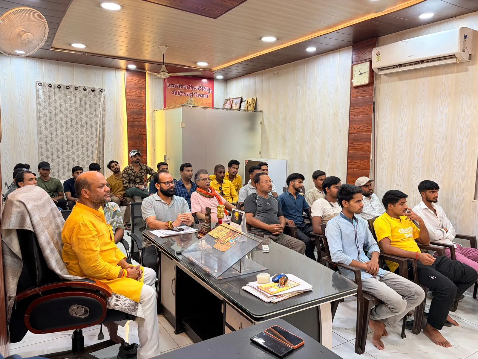 नगरपालिका परिषद पडरौना में सुना गया प्रधानमंत्री मोदी के 'मन की बात' का 135वां एपिसोड