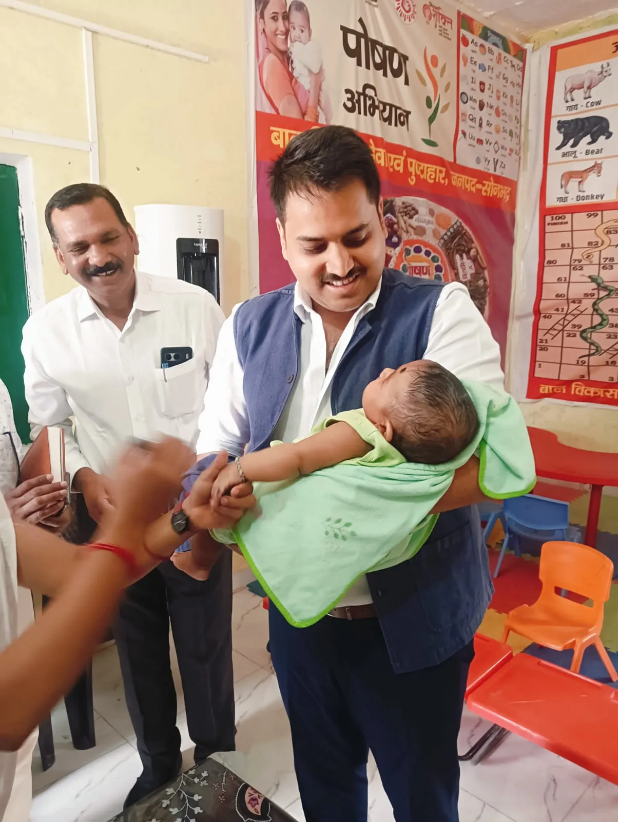 जिलाधिकारी ने प्राथमिक विद्यालय लोढ़ी में नवजात शिशु को पोलियो की खुराक पिलाकर किया सघन पल्स पोलियो महाअभियान का शुभारंभ