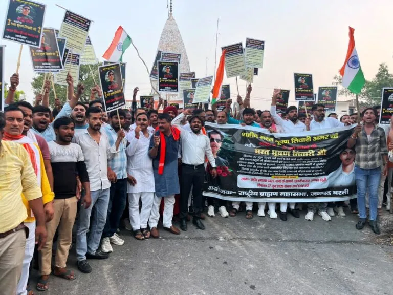 बिहार पुलिस की कार्रवाई के विरोध में ब्राह्मण महासभा ने निकाला कैंडल मार्च, भरत भूषण तिवारी को दिया श्रद्धांजलि