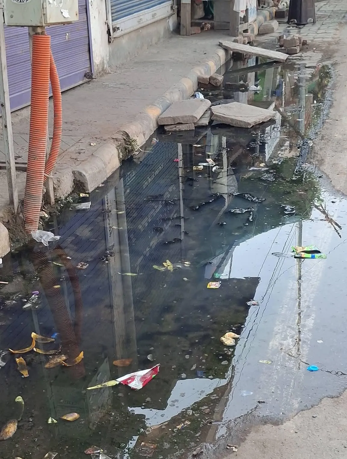 नैनी स्टेशन रोड पर जलनिकासी व्यवस्था ध्वस्त, ।