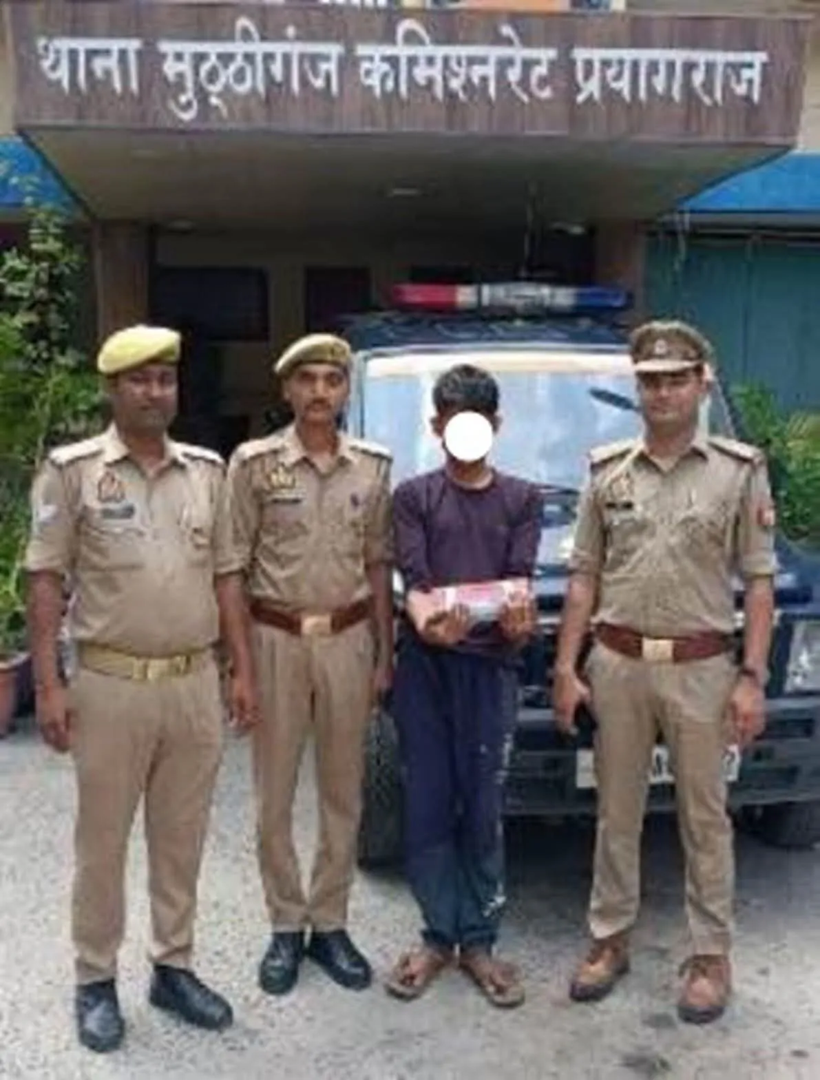 मुठ्ठीगंज पुलिस ने चोरी के मोबाइल के साथ आरोपी को दबोचा।