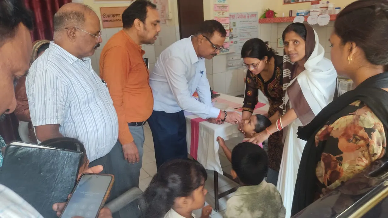 खजनी में पल्स पोलियो अभियान का शुभारंभ, सीएमओ डॉ. राजेश झा ने बच्चों को पिलाई 'दो बूंद जिंदगी की'