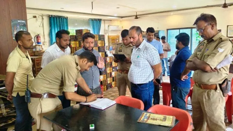 मॉडल शॉप का ताला तोड़कर  लाखों की चोरी, सीसीटीवी, डीवीआर भी ले गए चोर