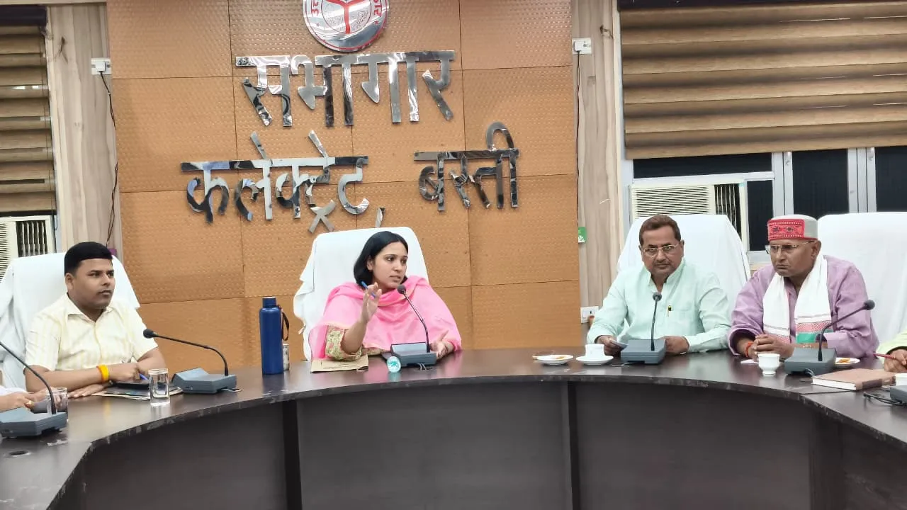 जिलाधिकारी/जिला निर्वाचन अधिकारीकी अध्यक्षता में मान्यता प्राप्त राजनैतिक दलों के अध्यक्षों एवं प्रतिनिधियों के साथ कलेक्टेट सभागार मेेें बैठक आयोजित की गयी ।