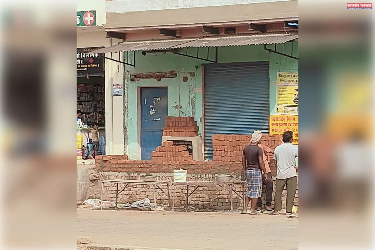 सीखड़: स्वतंत्रता संग्राम सेनानी एवं प्रथम विधायक पंडित विजया नंद मिश्र के नाम का शिलापट्ट ढका, जांच की मांग