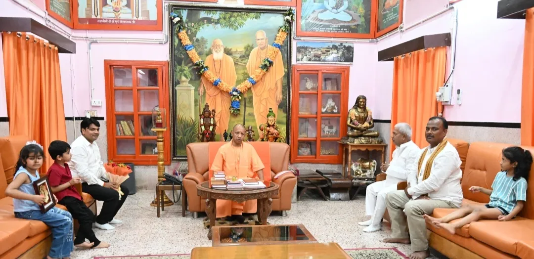 मुख्यमंत्री योगी के समक्ष गूंजी खजनी के विकास की आवाज, राजेन्द्र सेठ ने सौंपा मांगपत्र