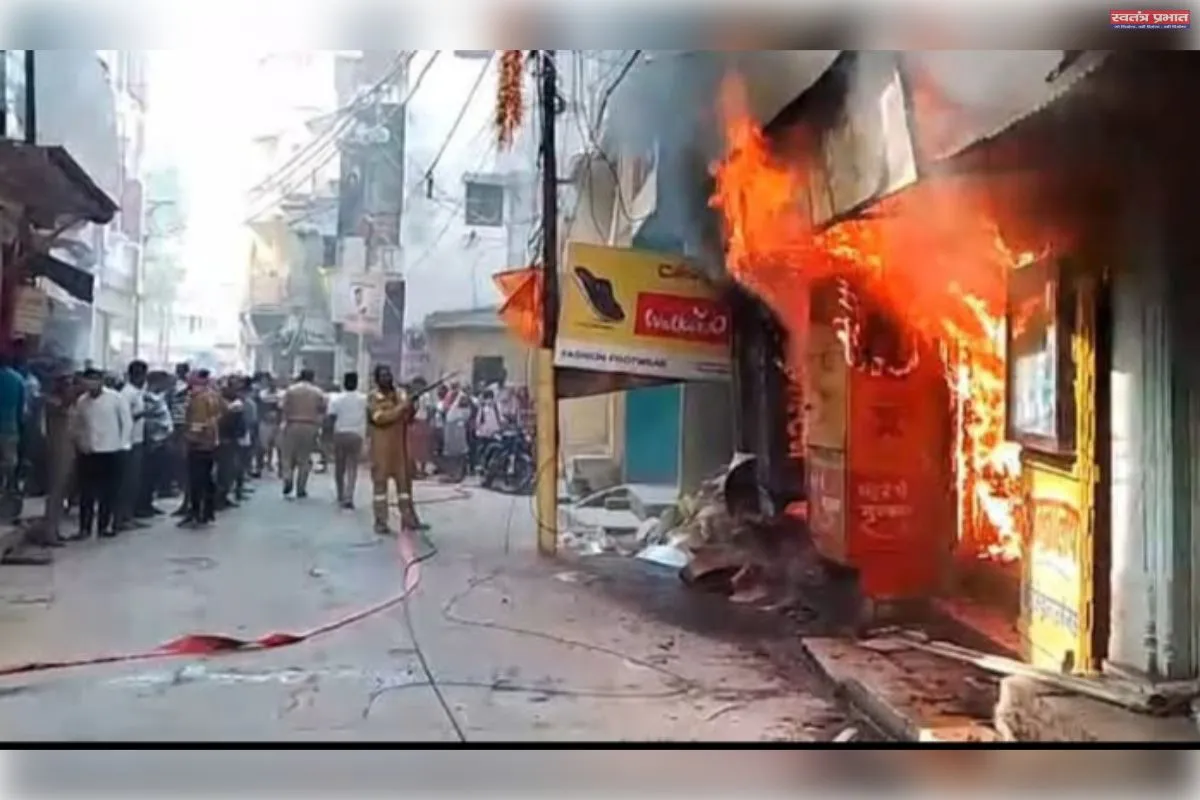 धुंधीकटरा में कपड़ा और जूते की दुकानों में भीषण आग, तीन दमकल गाड़ियों ने पाया काबू