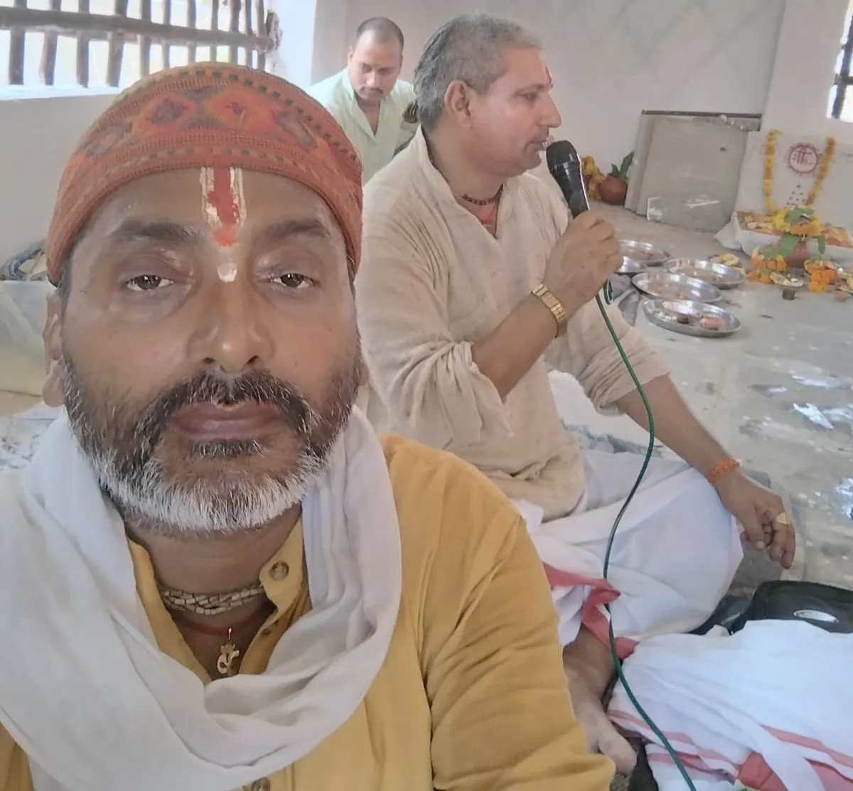 अग्निमंथन से निकली ज्वाला,हवन कुंड में 251 जड़ी बूटियों से निर्मित हवन सामग्री से दी गई आहुति