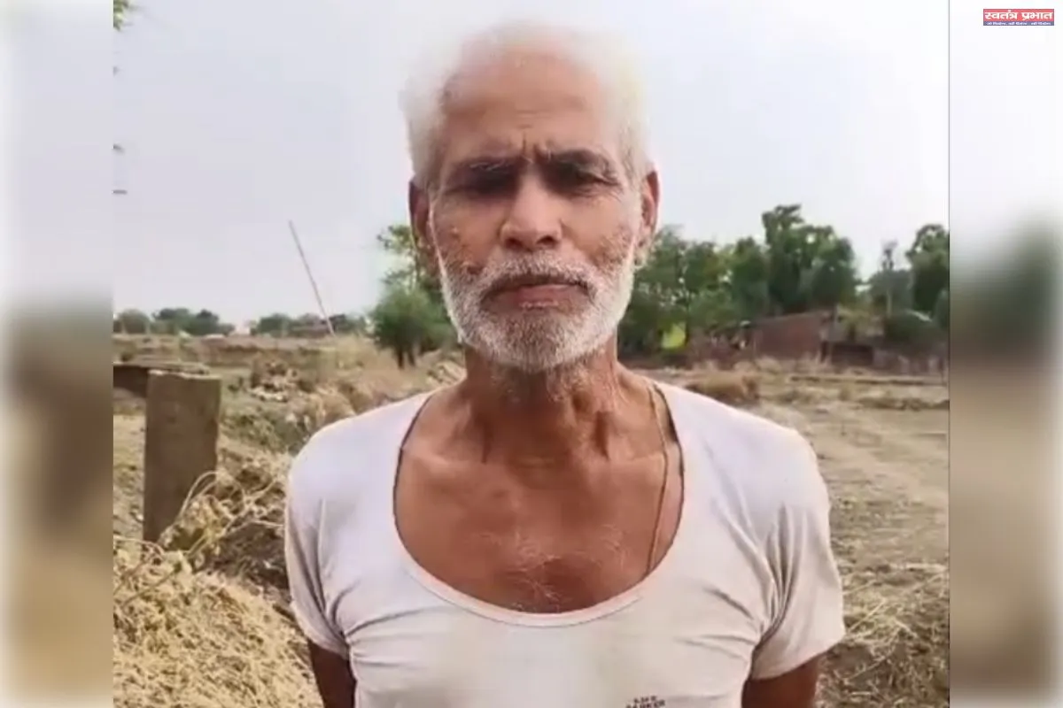 जेसीबी से कराया जा रहा है नरेगा का कार्य दबंगई के साथ बनवाया जा रहा है सड़क।