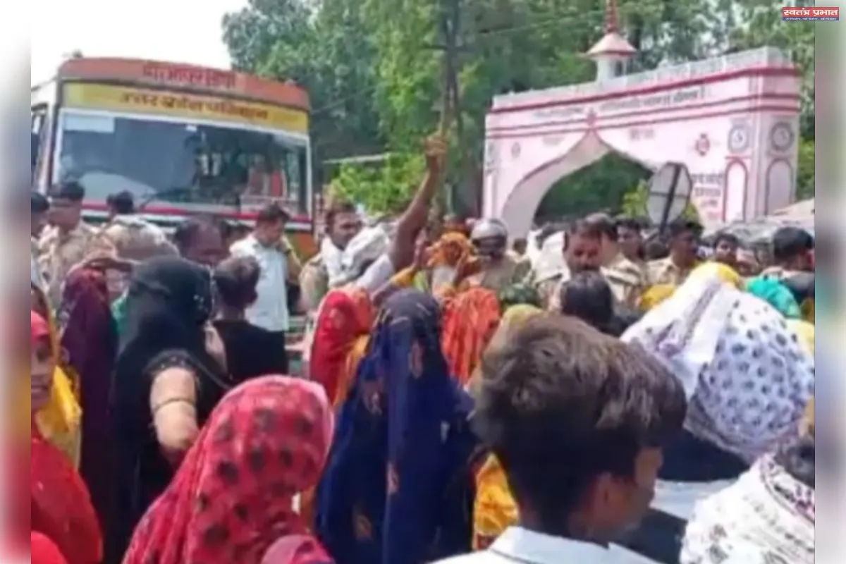 टैंकर की चपेट में आने से छात्र की मौत ग्रामीणों ने प्रयागराज मार्ग किया जाम गाड़ियों की लगी लंबी कतार