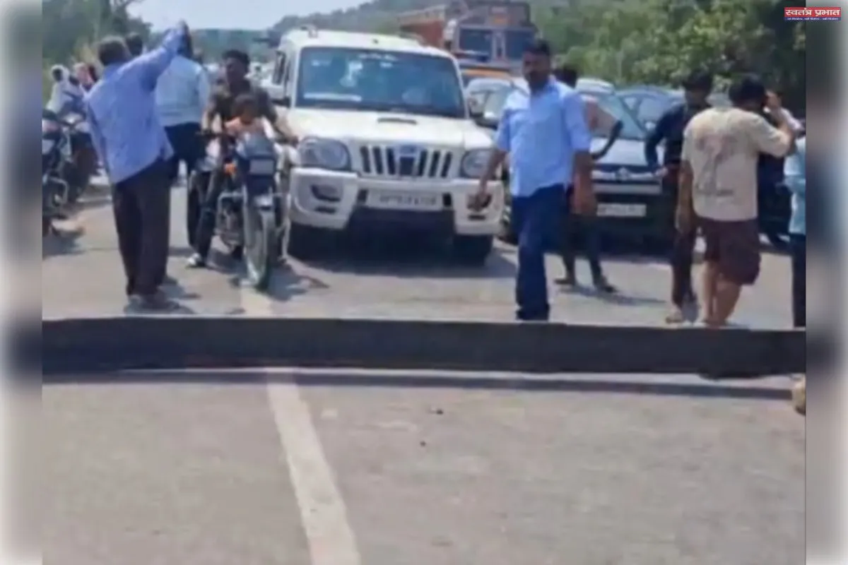 टैंकर की चपेट में आने से छात्र की मौत ग्रामीणों ने प्रयागराज मार्ग किया जाम गाड़ियों की लगी लंबी कतार
