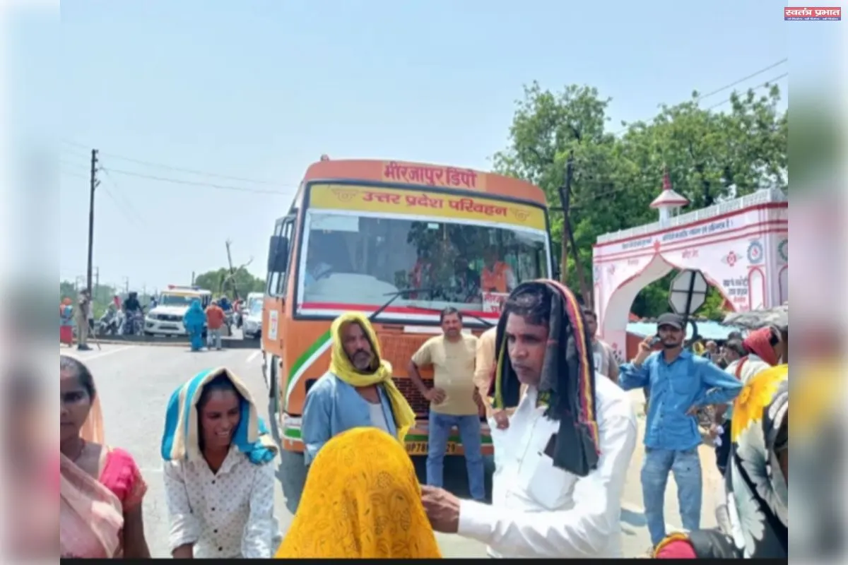 टैंकर की चपेट में आने से छात्र की मौत ग्रामीणों ने प्रयागराज मार्ग किया जाम गाड़ियों की लगी लंबी कतार
