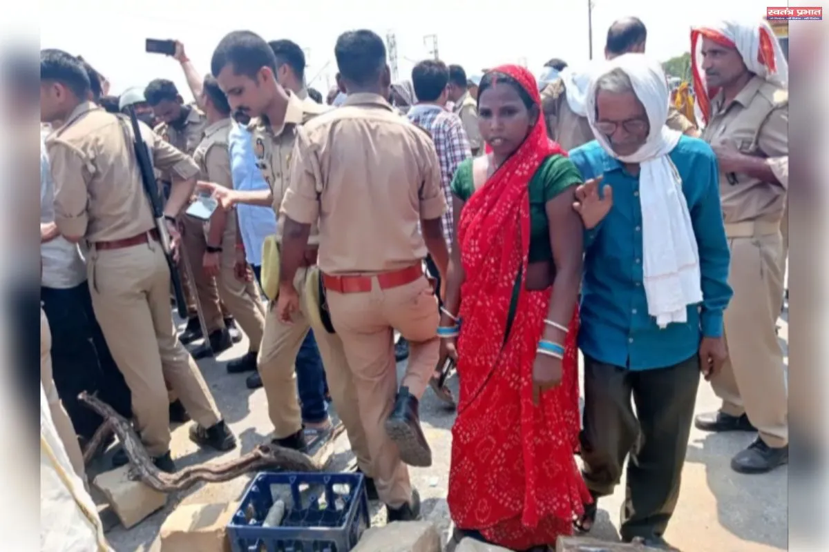 टैंकर की चपेट में आने से छात्र की मौत ग्रामीणों ने प्रयागराज मार्ग किया जाम गाड़ियों की लगी लंबी कतार