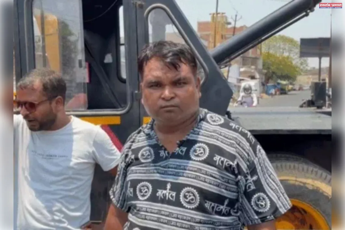मंदिर में घुसी क्रेन बाल बाल बचे दर्शनार्थी।&nbsp;