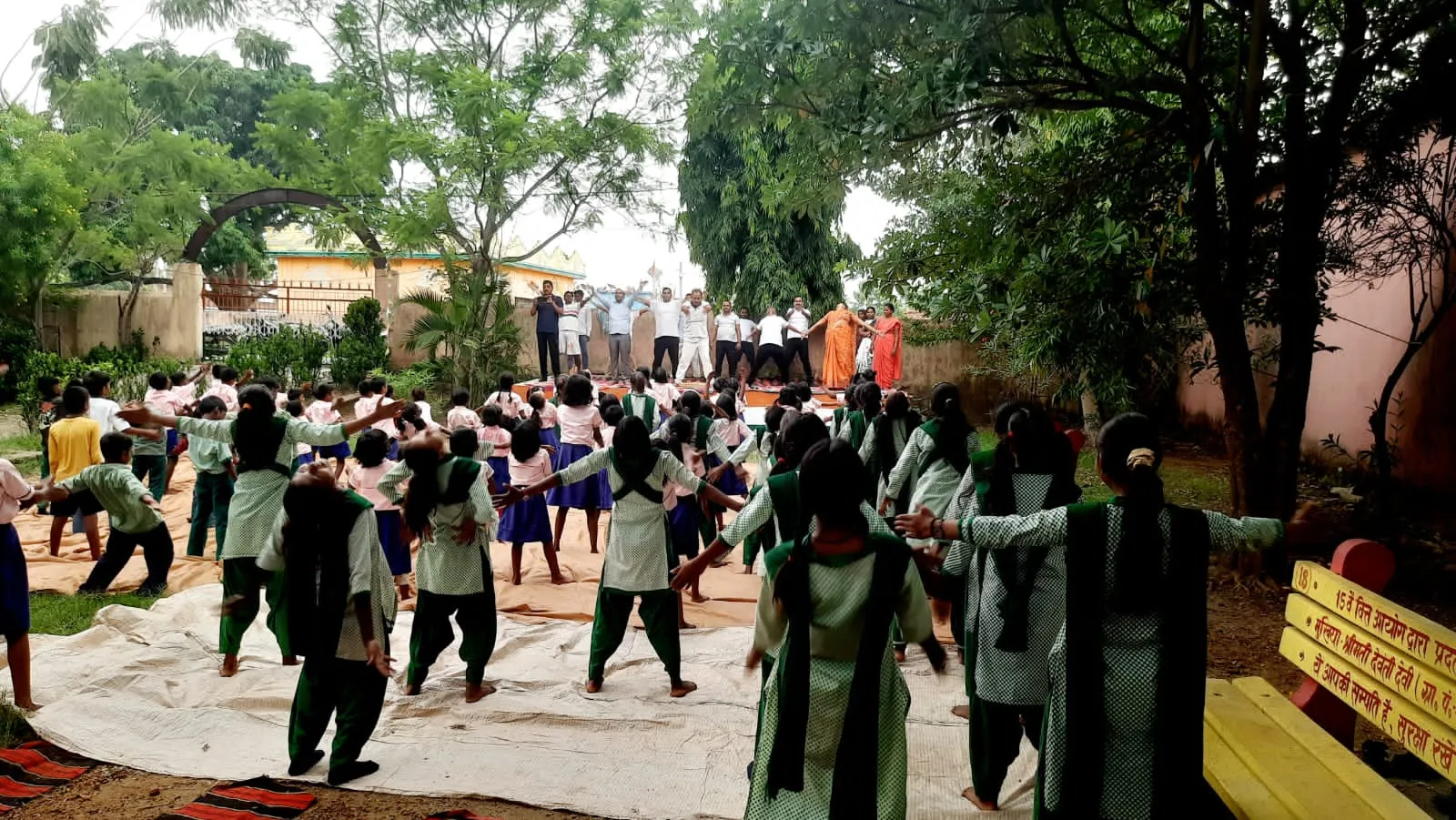उत्क्रमित मध्य विद्यालय हरिजन करमा में मनाया गया अंतरराष्ट्रीय योग दिवस, स्वस्थ जीवनशैली अपनाने का दिया गया संदेश