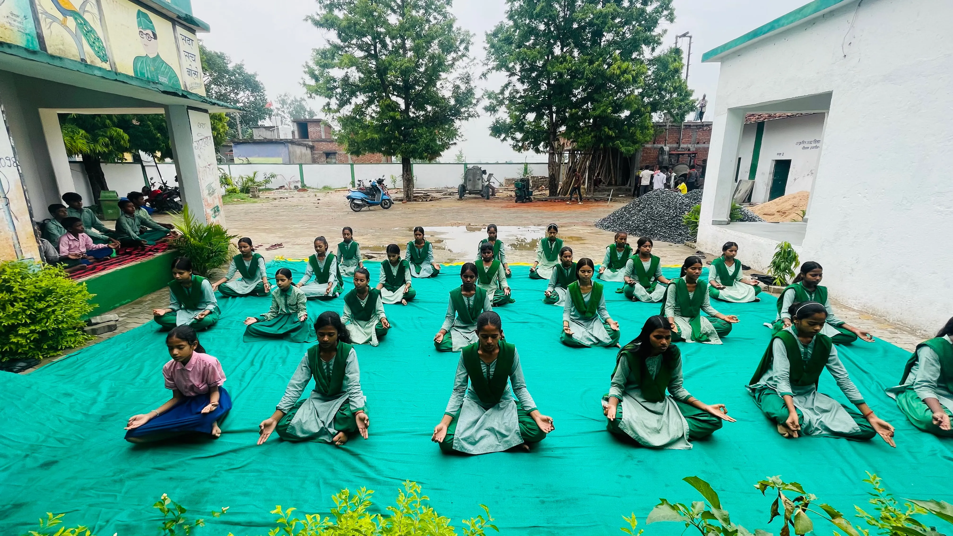 दैहर विद्यालय में अंतरराष्ट्रीय योग दिवस पर हुआ भव्य आयोजन, नव निर्मित स्टेज का उद्घाटन