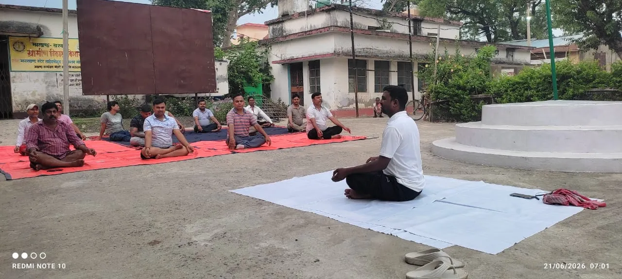 अंतरराष्ट्रीय योग दिवस को लेकर मंडरो प्रखंड परिसर में योग शिविर आयोजित