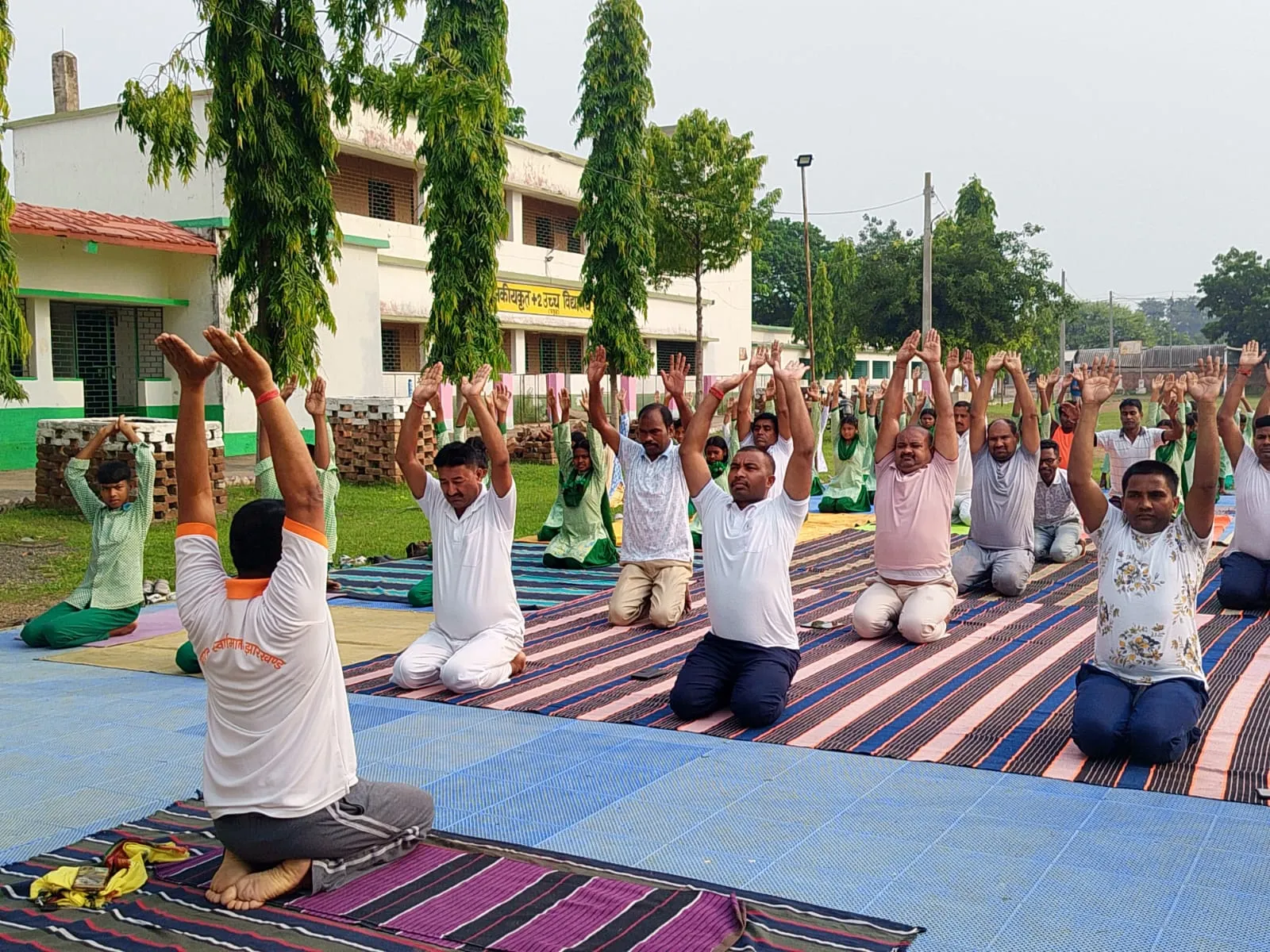 12वें अन्तर्राष्ट्रीय योग दिवस की स्वर्णिम व मंगलमयी प्रभात बेला में योग शिक्षक सुनील कुमार भगत ने कराया योगाभ्यास